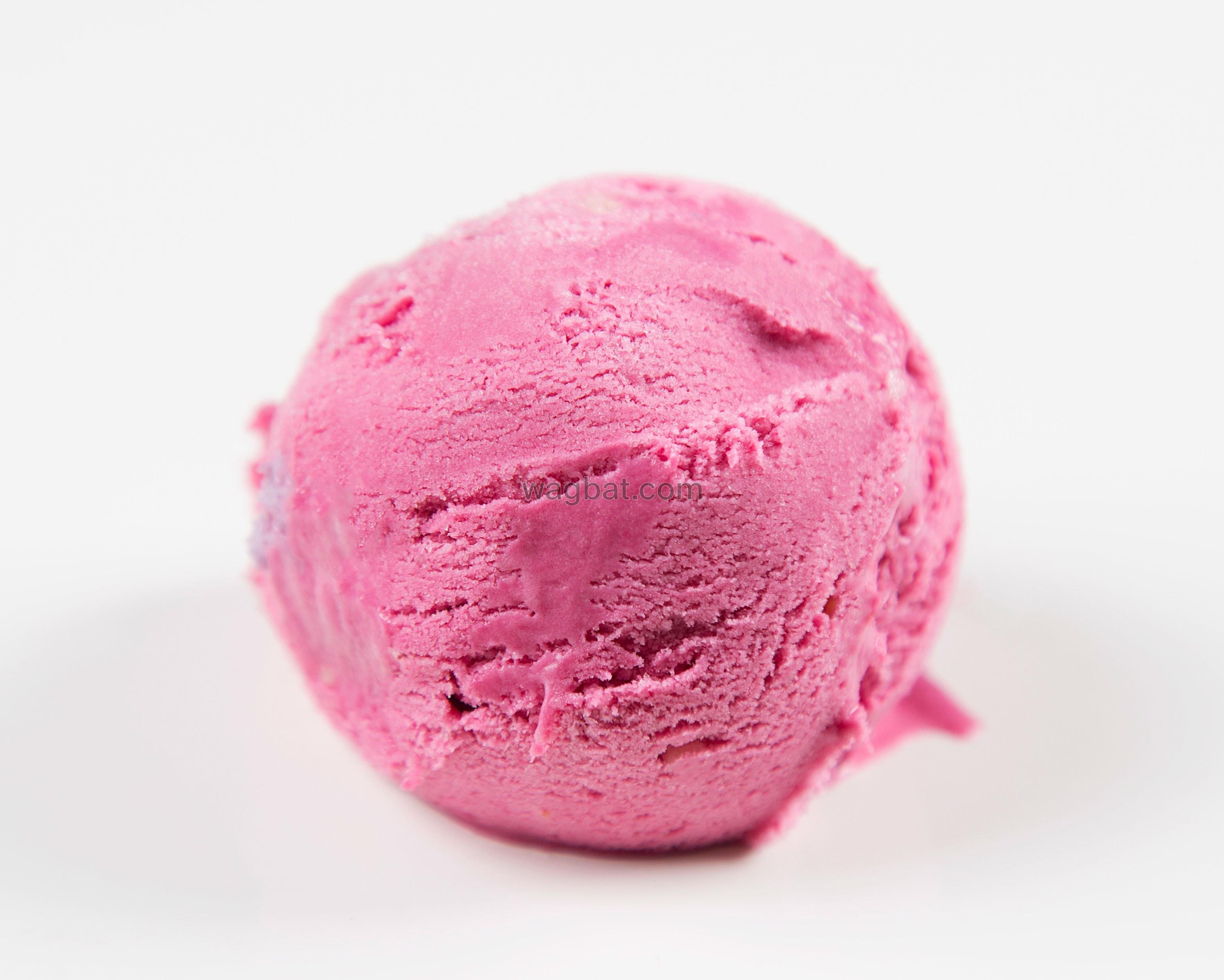 ايسكريم توت احمر حامض خفيف