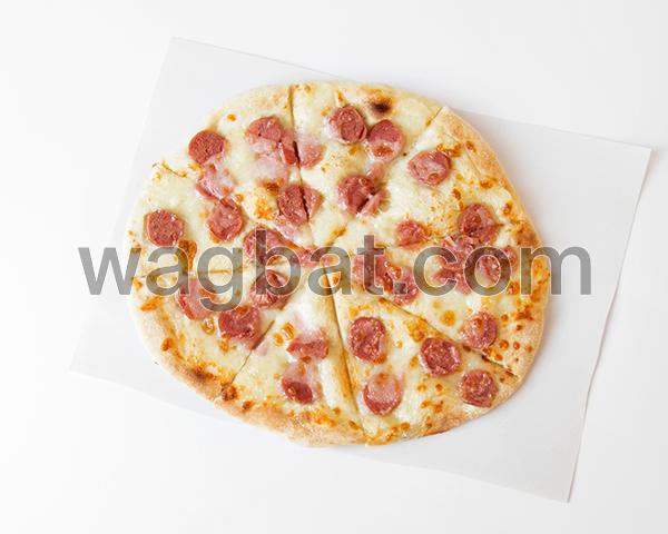 فطيرة موزريلا بالنقانق